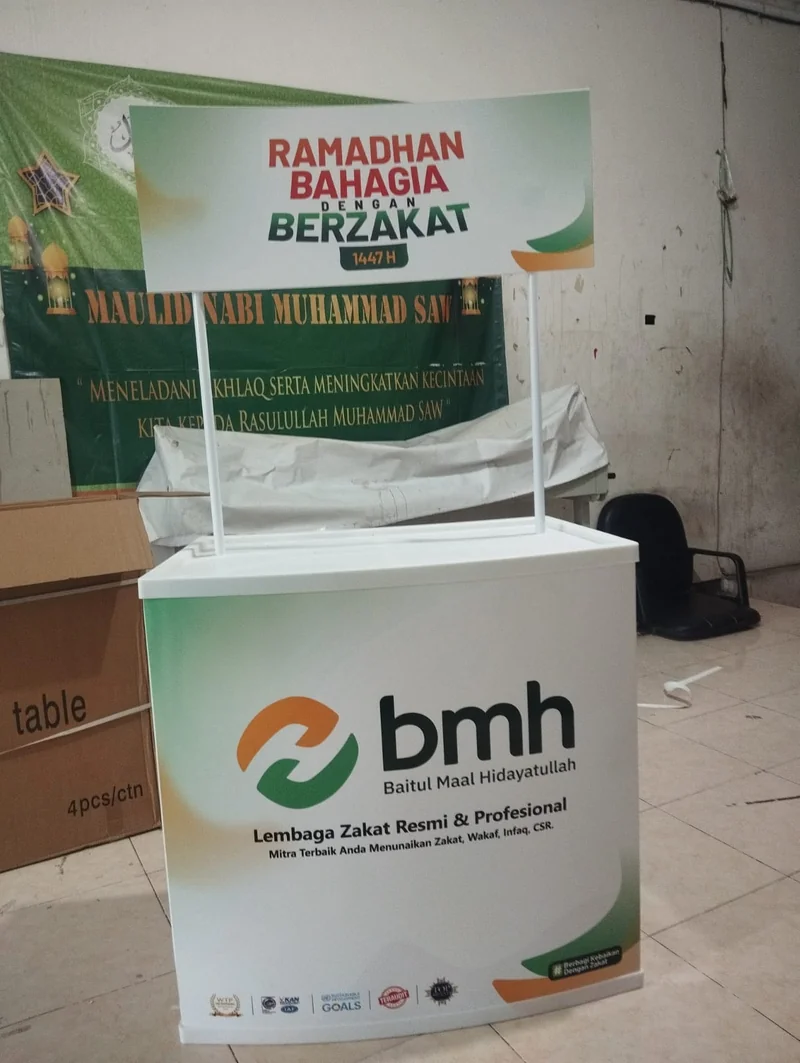 Booth promosi zakat BMH Baitul Maal Hidayatullah hasil cetak BISA