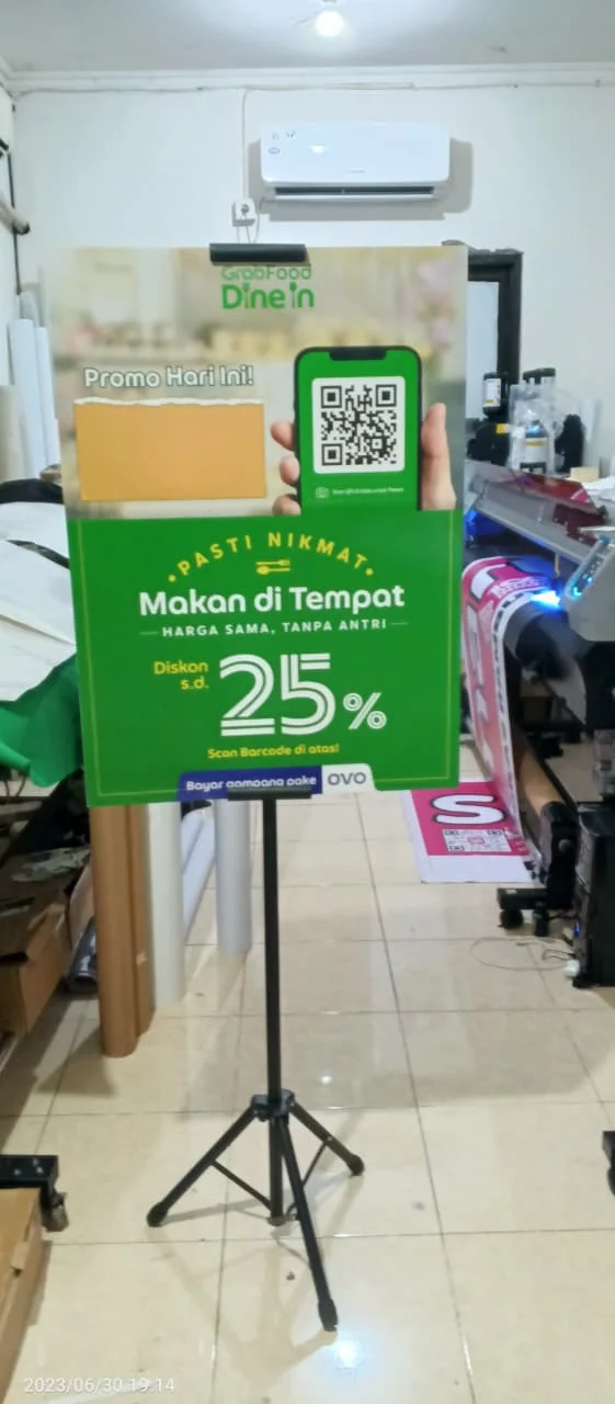 Tripod banner promo GrabFood Dine In hasil cetak BISA