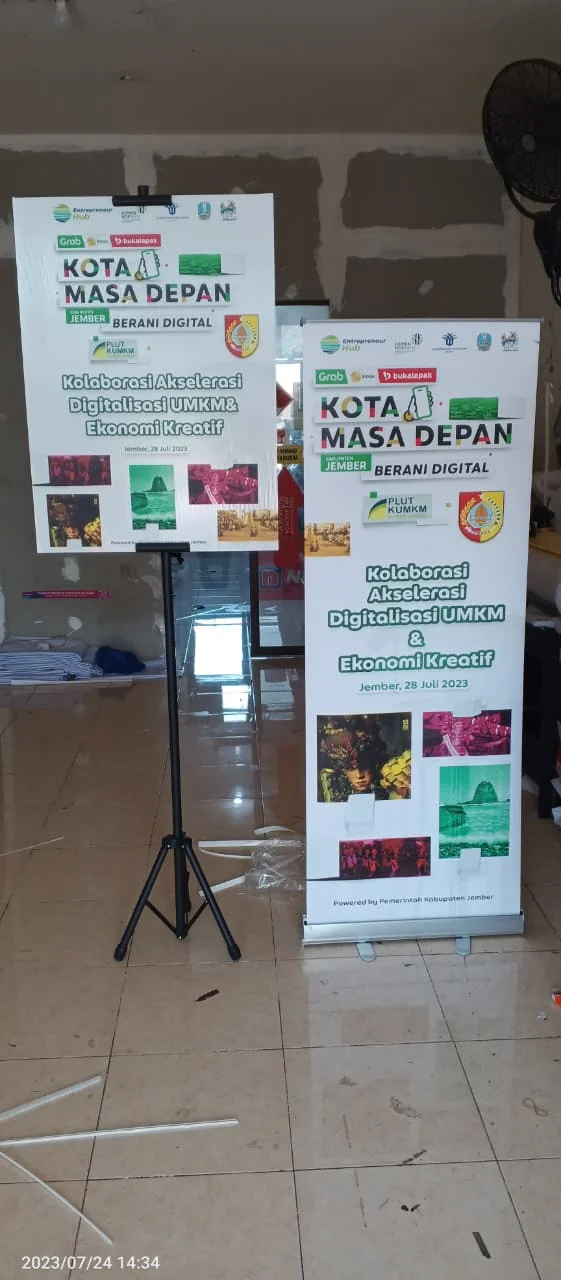 Roll banner Kota Masa Depan kolaborasi Pemkab Jember hasil cetak BISA